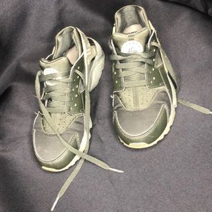 Kids size 5 Nike huarache run olive green